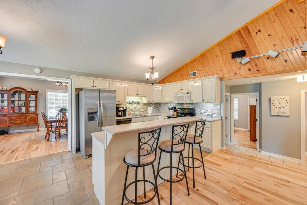 Access to Rough River Lake! Family Home with Deck